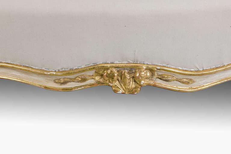 XVIIIe siècle et antérieur Canapé en bois doré d'époque George III à triple façade serpentine