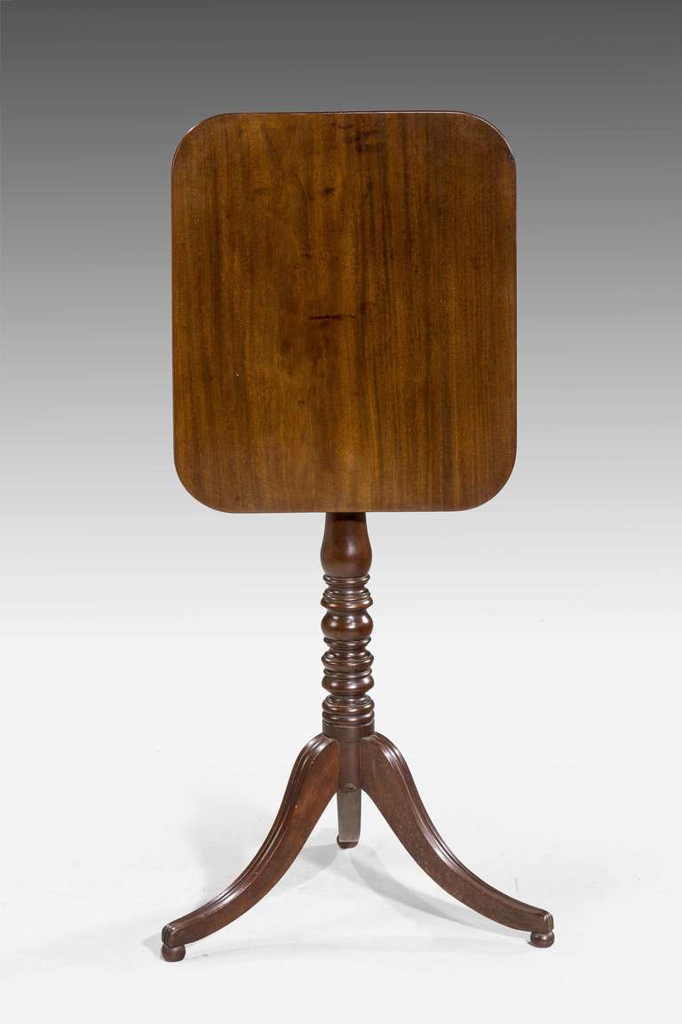George III Period Mahogany Tilt Table with a Finely Figured Top In Excellent Condition In Peterborough, Northamptonshire