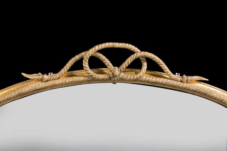 Miroir en bois doré français du 19ème siècle, de taille inhabituelle, la section intérieure est décorée d'une corde continue, avec des glands et des nœuds, une paire de bras de bougie à la section inférieure.

