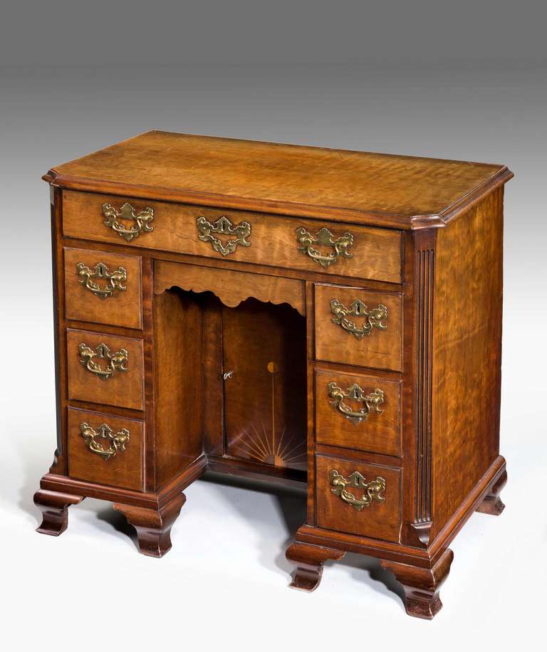 A fine early George III period highly figured mahogany kneehole desk with canted reeded corners,re entrant shaped top standing on ogee bracket feet, moon and sunscape inlay to the centre door, good overall condition and color.

RR.