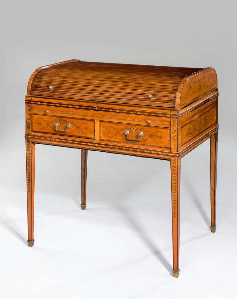 Ein Tambour-Top-Schreibtisch aus metamorphem Satinholz der George-III-Periode mit feinen Intarsien- und Parkettintarsien in neoklassizistischer Form mit Girlanden und 