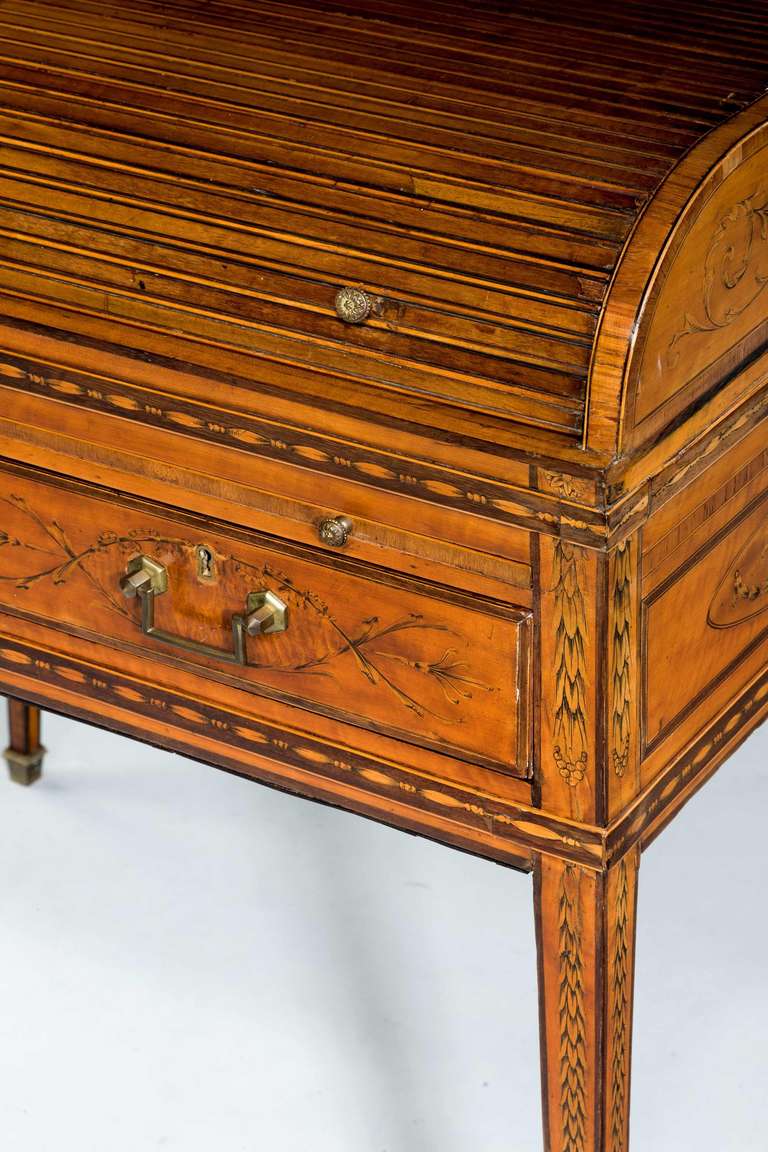 Metamorpher Tambour-Schreibtisch aus Satinholz der George-III-Periode im Zustand „Gut“ in Peterborough, Northamptonshire