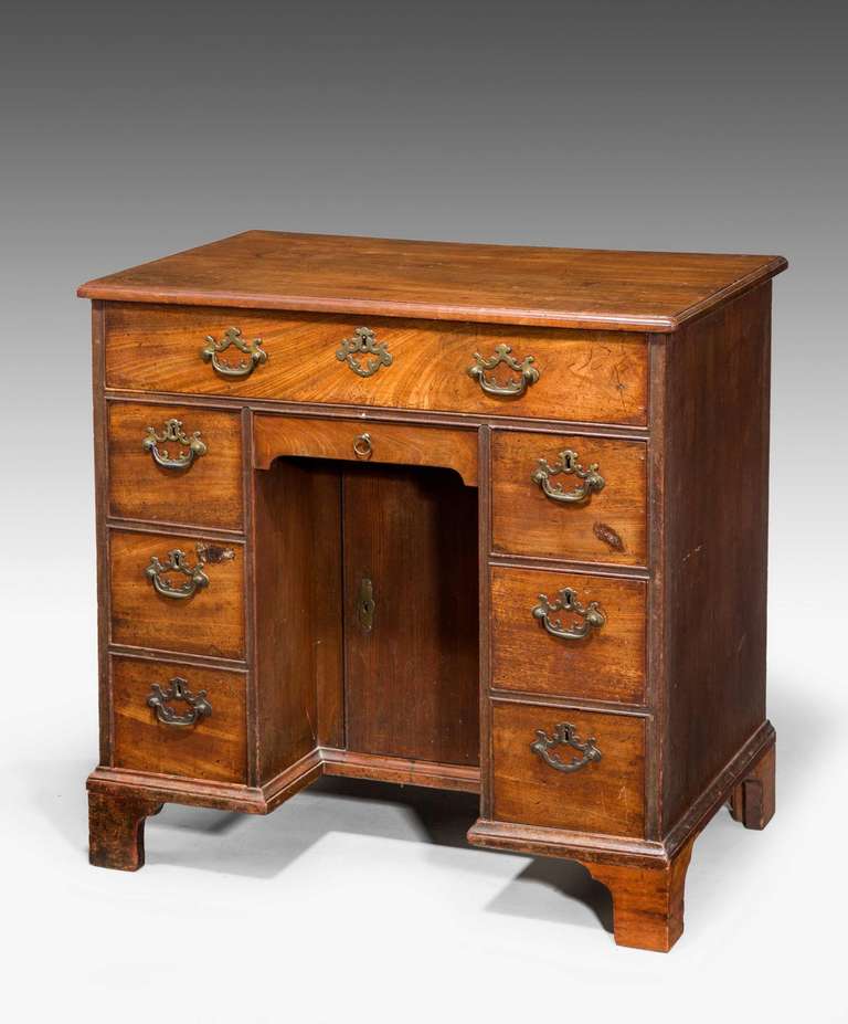 A fine George III period mahogany kneehole desk, the moulded top over seven main drawers with a very slender shape to the cabinet section, on bracket feet the timbers particularly well chosen.

RR.