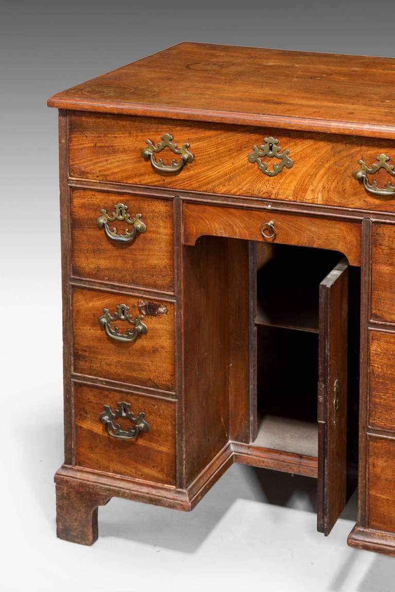 George III Period Kneehole Desk In Good Condition In Peterborough, Northamptonshire
