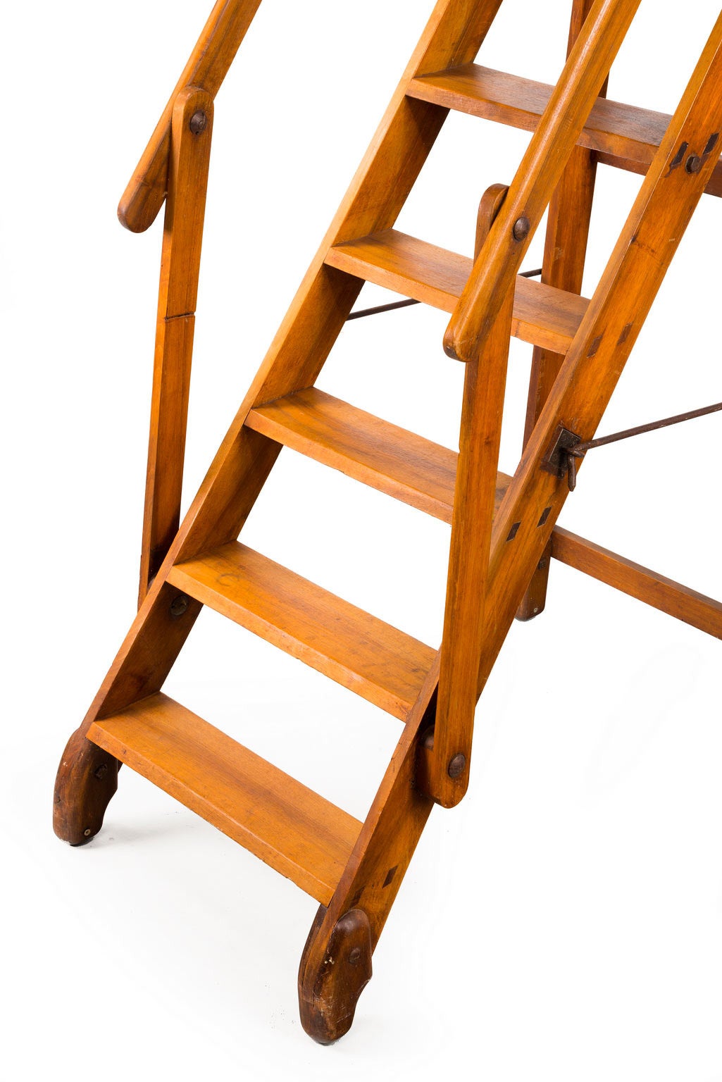 Early 20th Century Walnut Folding Library Ladder In Excellent Condition In Peterborough, Northamptonshire