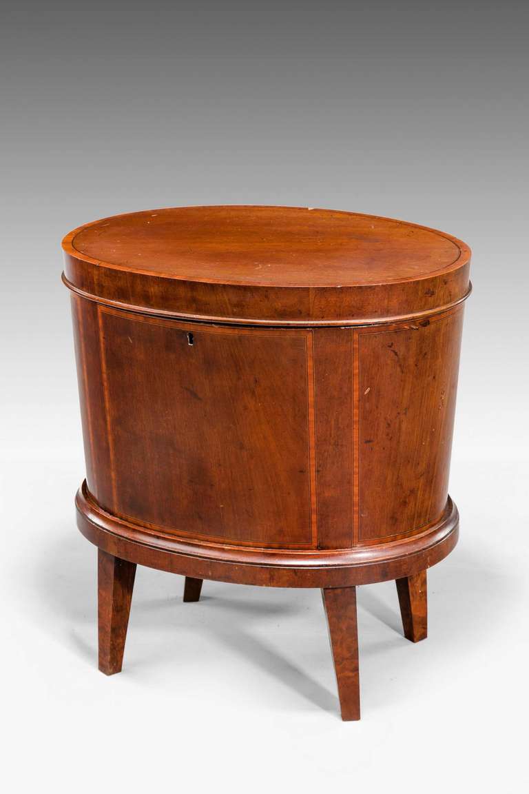 George III Period, Enclosed Wine Cooler with Boxwood Stringing In Excellent Condition In Peterborough, Northamptonshire