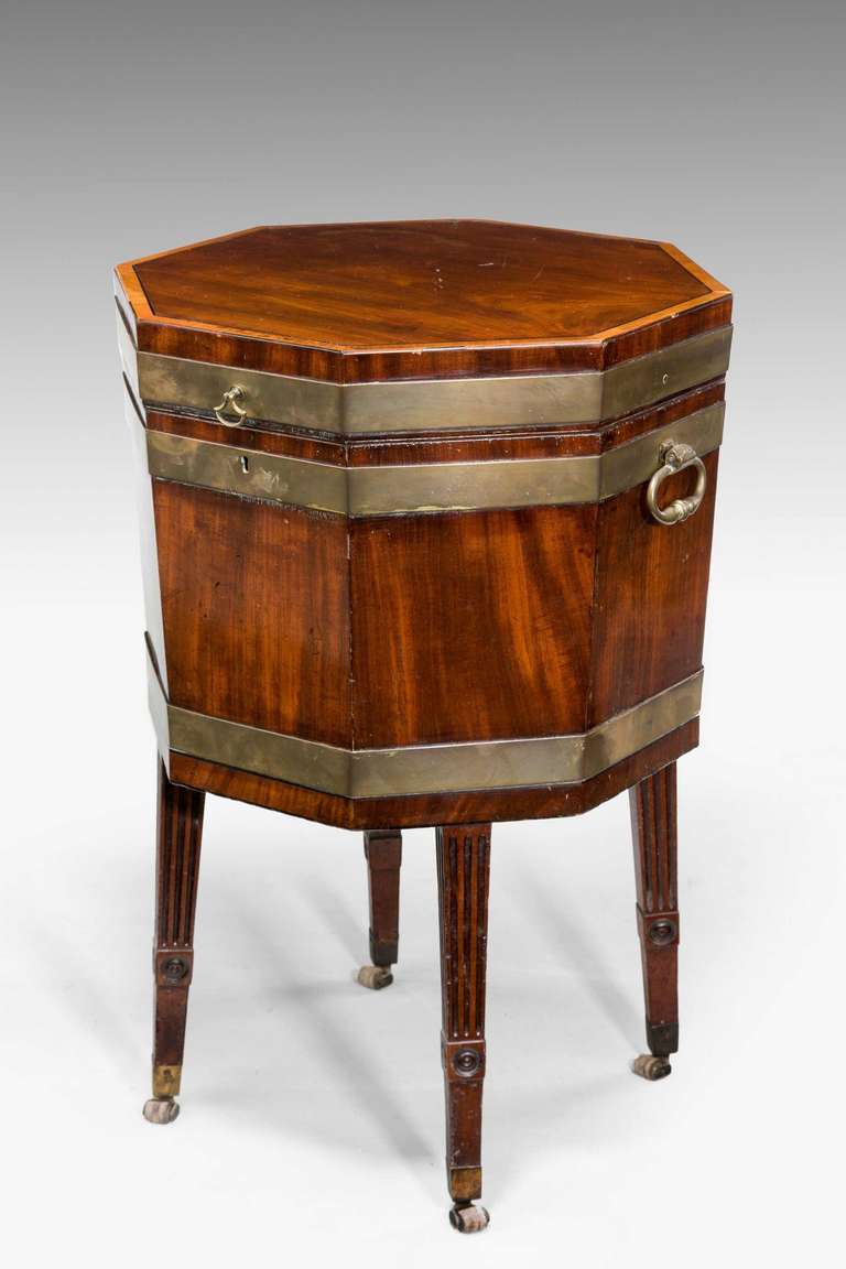 George III Period Octagonal Wine Cooler with Boxwood Inlay In Excellent Condition In Peterborough, Northamptonshire