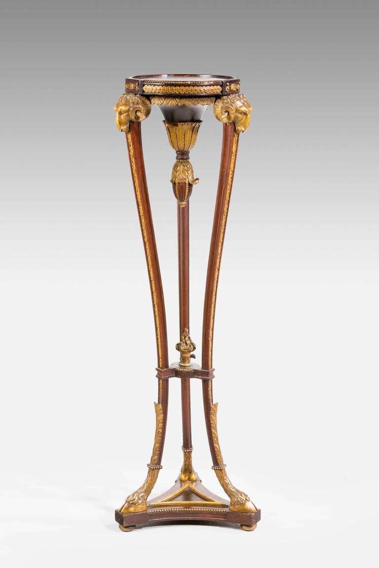 Eine gut modellierte und geschnitzte Fackel aus Mahagoni und vergoldetem Holz aus dem 19. Jahrhundert nach dem Entwurf von Robert Adam, die Stützen mit durchgehendem Eichenblattschnitzwerk, die Oberteile mit stilisierten Widderköpfen, die