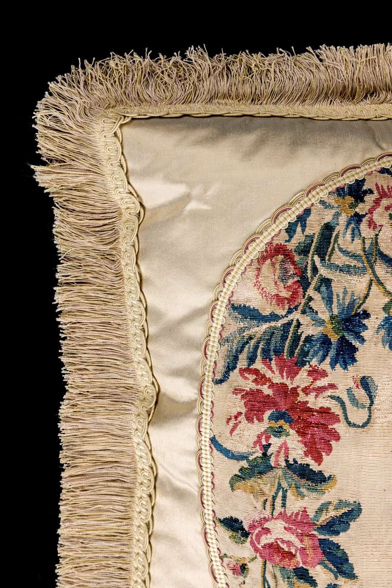 Cushion: Late 18th Century, Wool with a Central Bouquet of Flowers In Excellent Condition For Sale In Peterborough, Northamptonshire