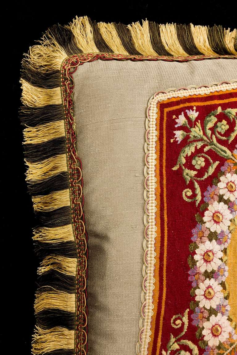 Cushion: 18th Century, Wool and Silk. A crown of flowers In Excellent Condition In Peterborough, Northamptonshire