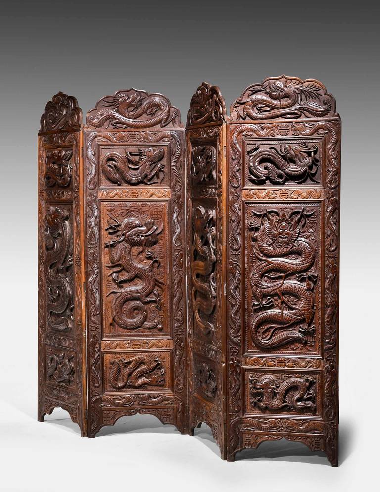 Un écran oriental très bien sculpté. Le corps principal avec des serpents et du feuillage. La sculpture est d'une qualité particulière.
