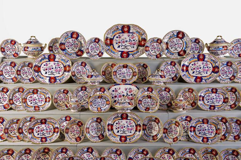 A 19th century 140 piece Spode imperial service.

To include,
9 inch first course or dessert plates x 39,
10 inch dinner plates x 52,
Small ashet plates x 4,
Pair of rectangular dessert dishes,
Single rectangular dessert dish,
Soup dishes x