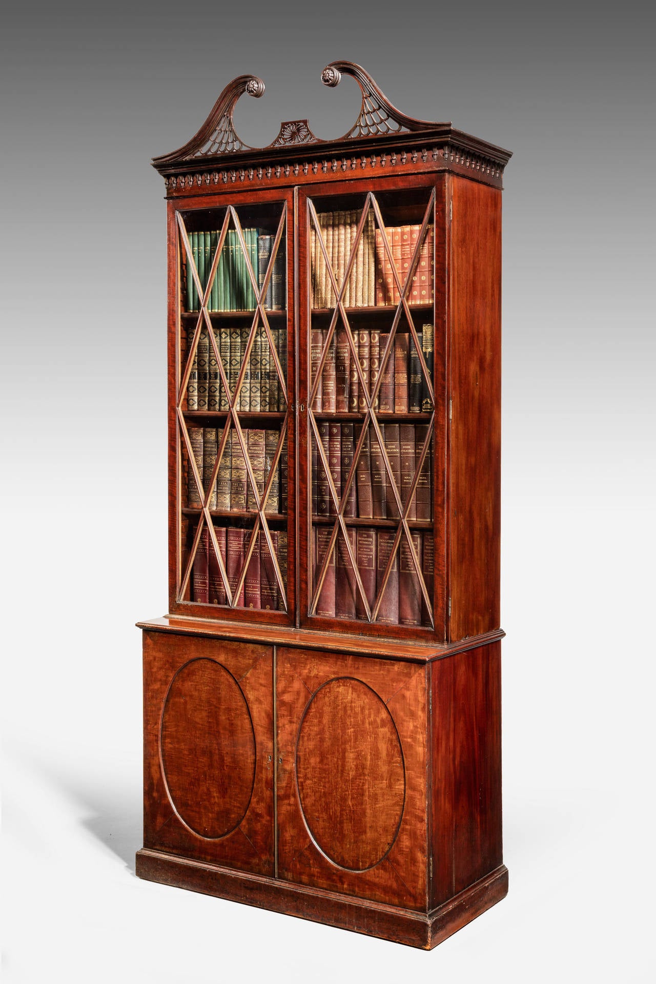 George III Period Mahogany Bookcase of Exceptional Quality For Sale 2