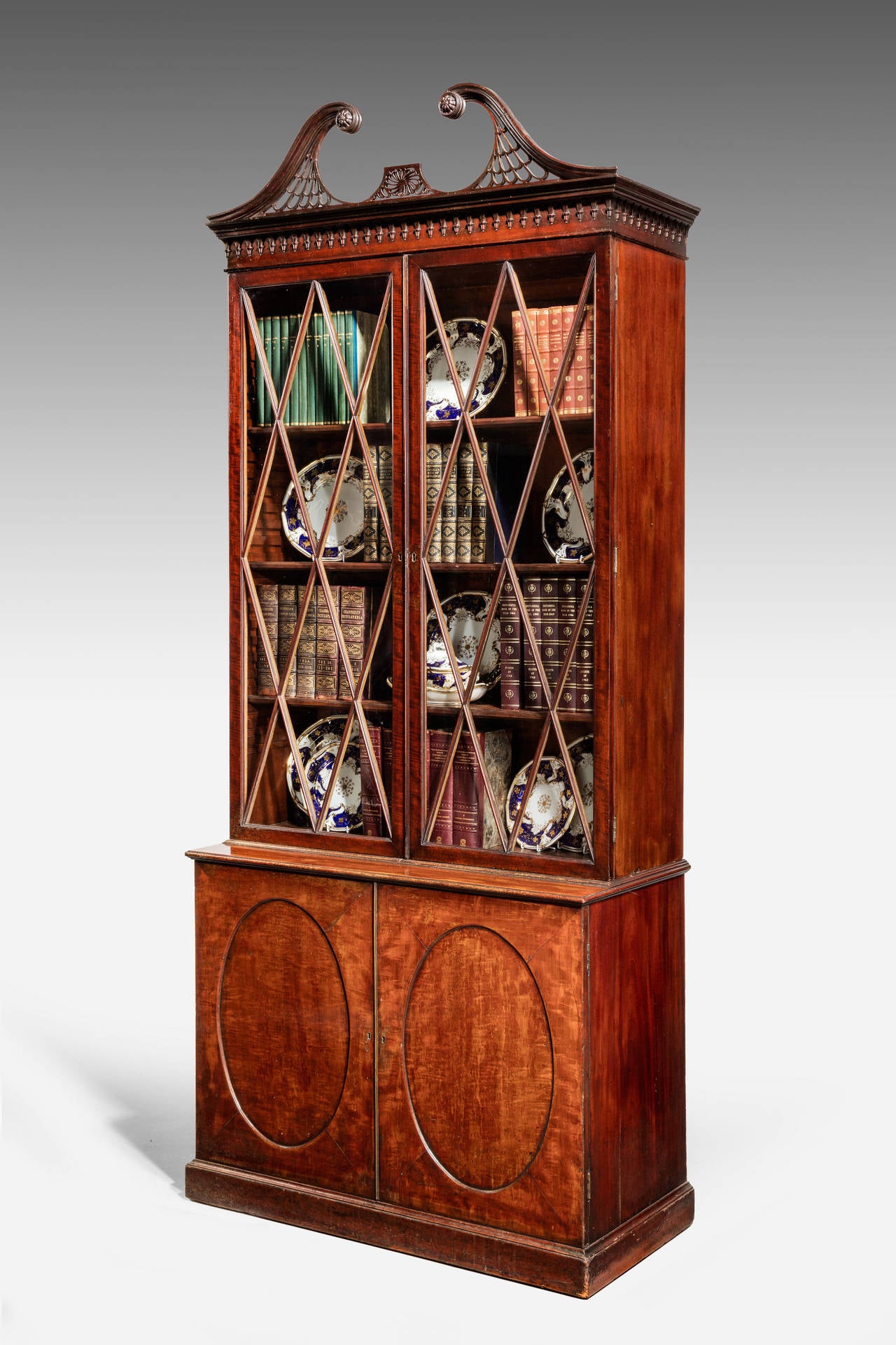 George III Period Mahogany Bookcase of Exceptional Quality For Sale 1