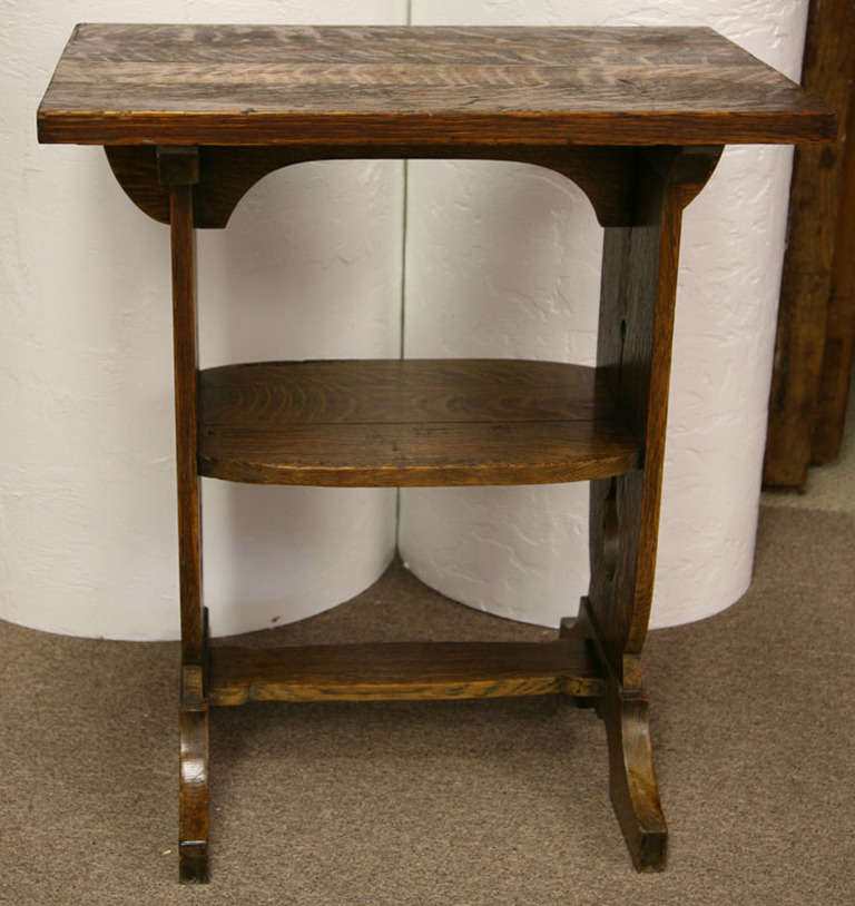 Original finish quartersawn oak small table very good condition.