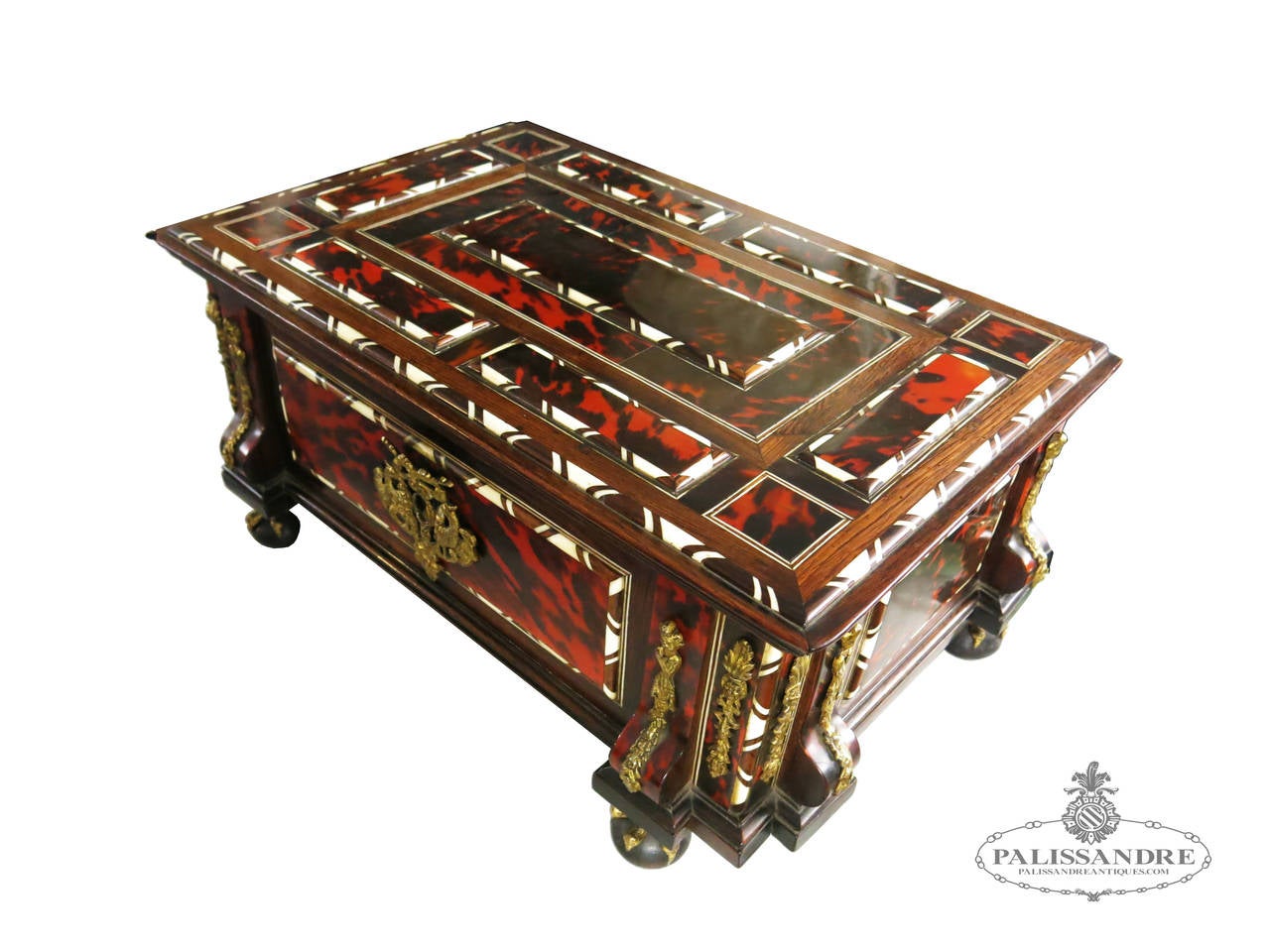 Gorgeous jewelry box of the late seventeenth century probably in northern Italy, covered whole rosewood and hawksbill. The corners are topped with anthropomorphic masks vertical scalloped gilt bronze. The shield lock occupies a very visible on the