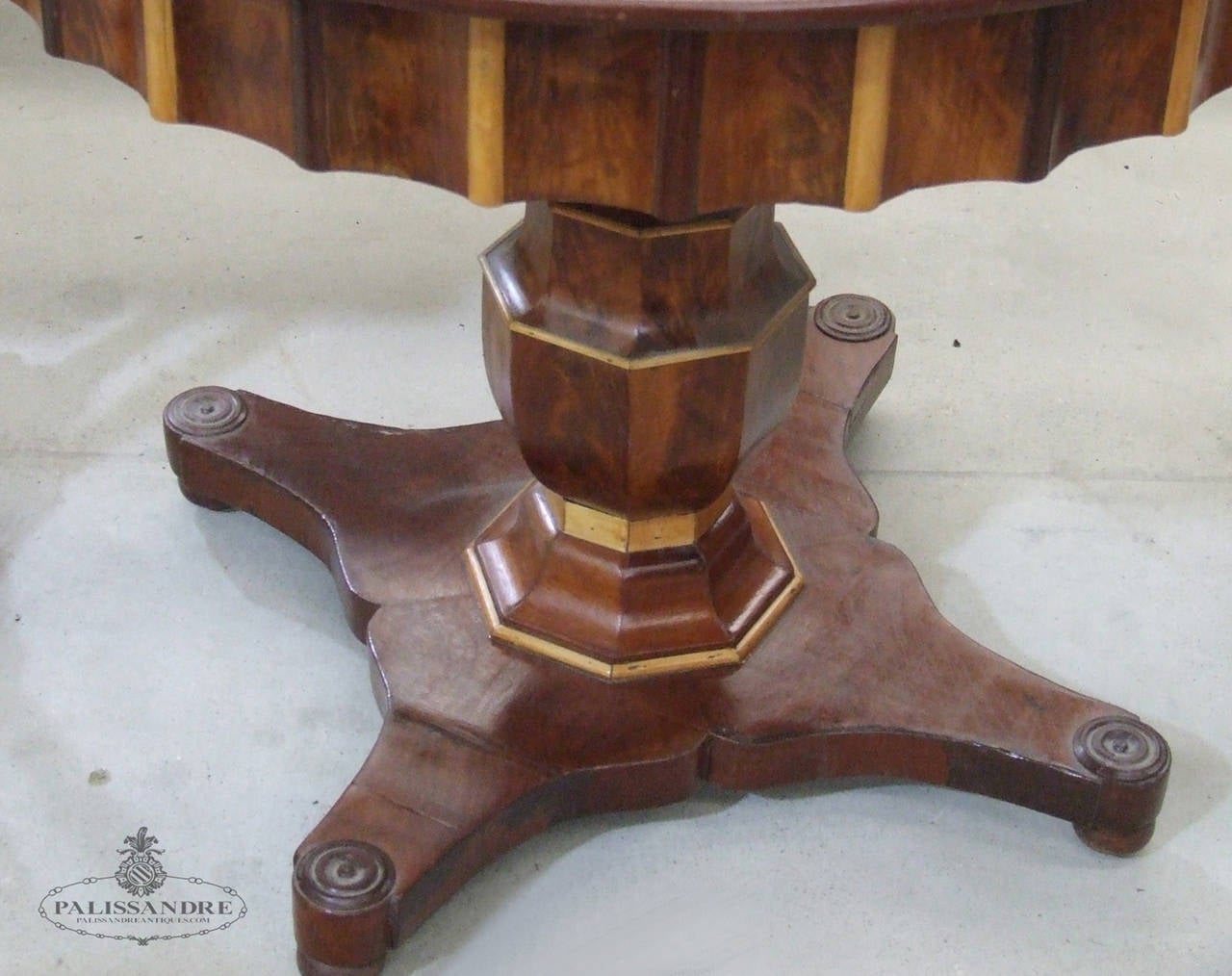 Beautiful Table Elizabethan Style In Excellent Condition For Sale In Carrocera, Spain