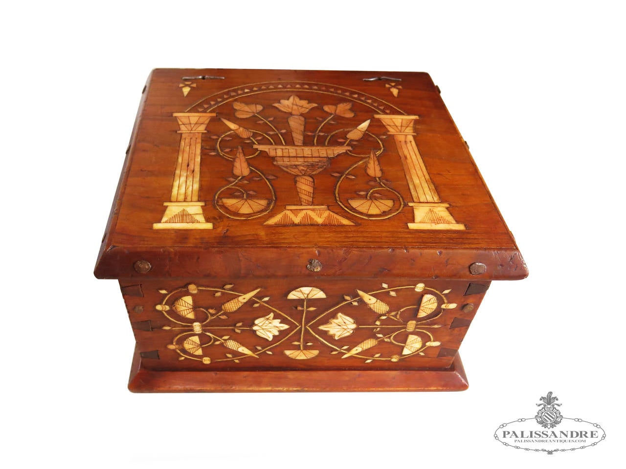 Beautiful box made with care in the technique of pinyonet inlaid with fine wood slats lemongrass and blood sausages engraved on solid walnut. At the top there represented a vase with stylized flowers and lanceolate leaves inside an arcade with