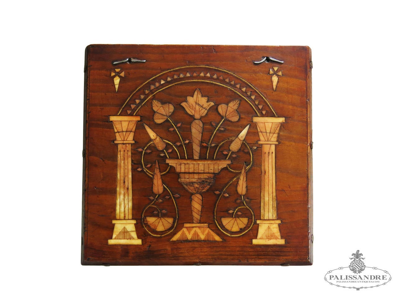 Beautiful Inlaid Chest In Excellent Condition For Sale In Carrocera, Spain