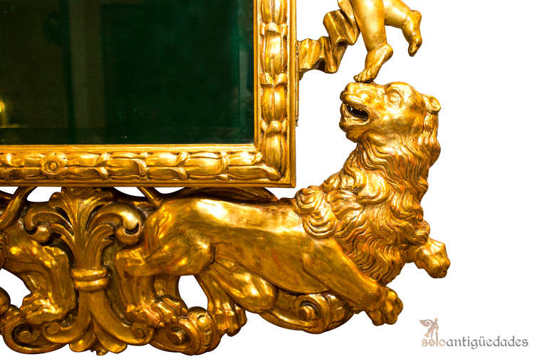 Showcase Baroque style carved and gilded interior lined with green velvet. Its rich framework presented in the upper cross two mounted children about birds that hold between them a crown resting on a scallop. In each of the sides of the uprights one