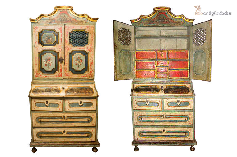 Stunning bureau Baroque pharmacy, polychrome wood with floral motifs on the front of the drawers and under the upper shelves. At the top is fitted with two doors that open access is an important drawers giving you even more artistic uniqueness. Both