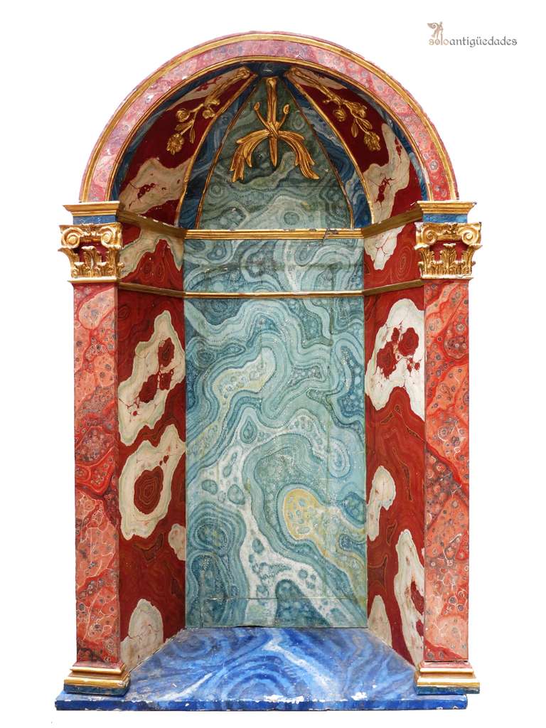 Slender polychrome niche of the 17th century. Exquisite and different marbling chosen to highlight its contrast with more beautiful figure.