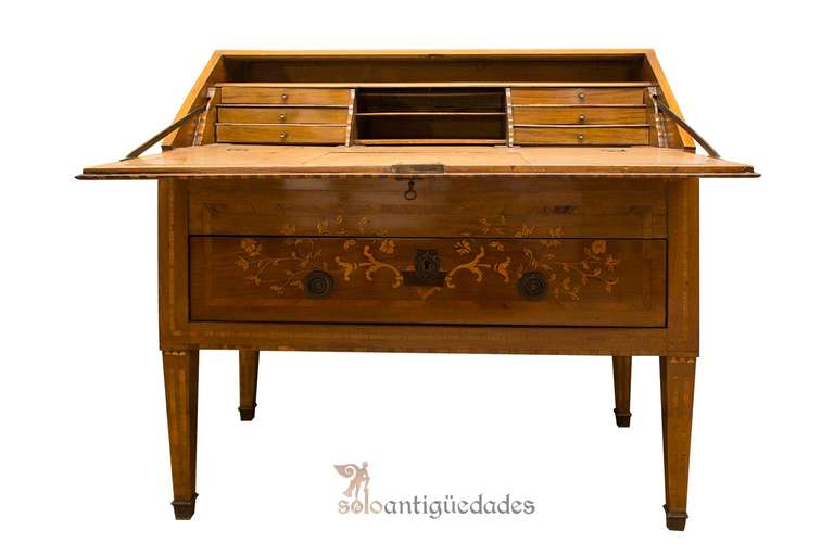 Stunning bureau Carlos IV in mahogany with decorative floral motifs all made in whole lemongrass and rosewood marquetry. It has hinged lid and is composed of six drawers inside drawers and three secrets. It is in excellent conservation.