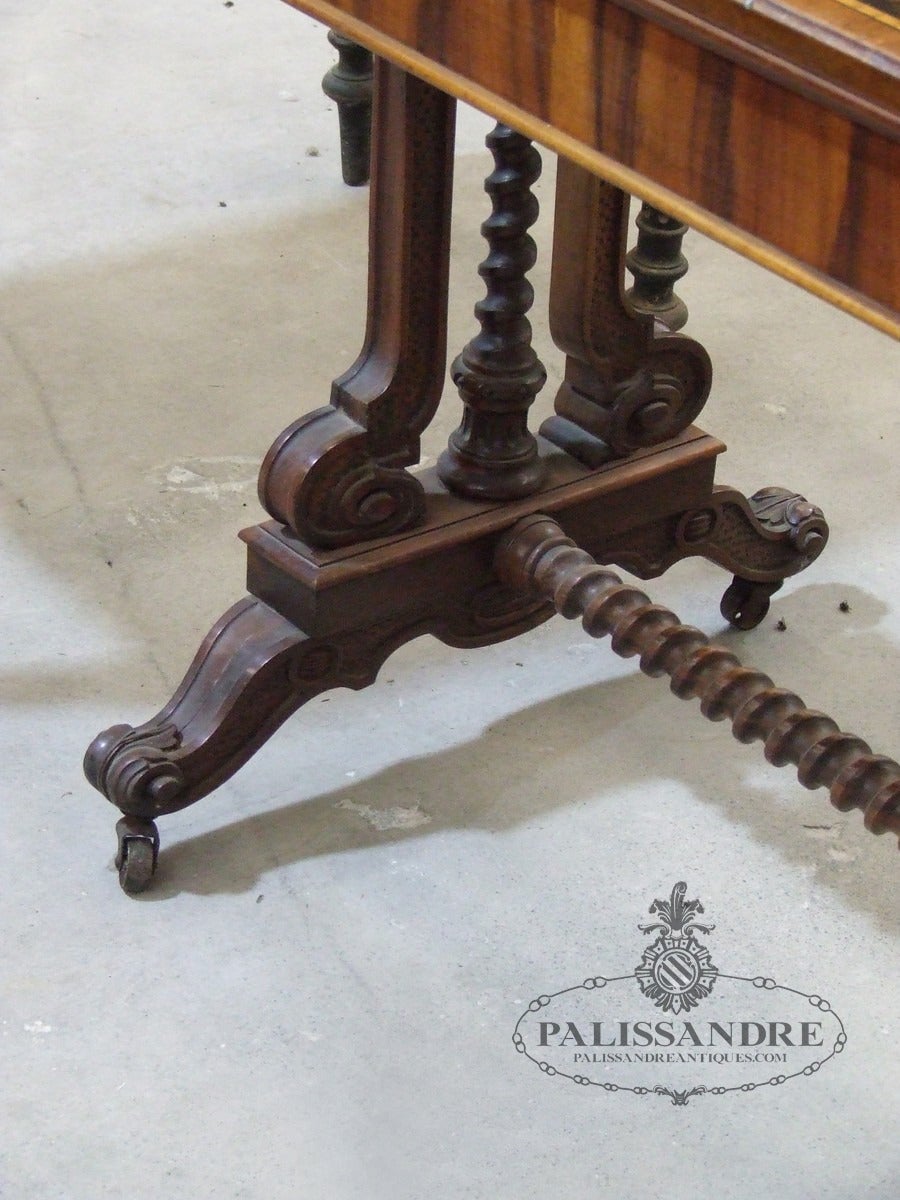 Palissandre table decorated with inlay In Excellent Condition For Sale In Carrocera, Spain