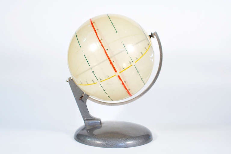 Globe with Dynamic Center In Good Condition For Sale In Berlin, DE