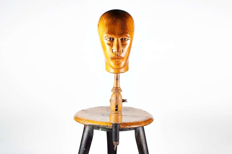 Wooden Head, Display 1900 In Excellent Condition For Sale In Berlin, DE