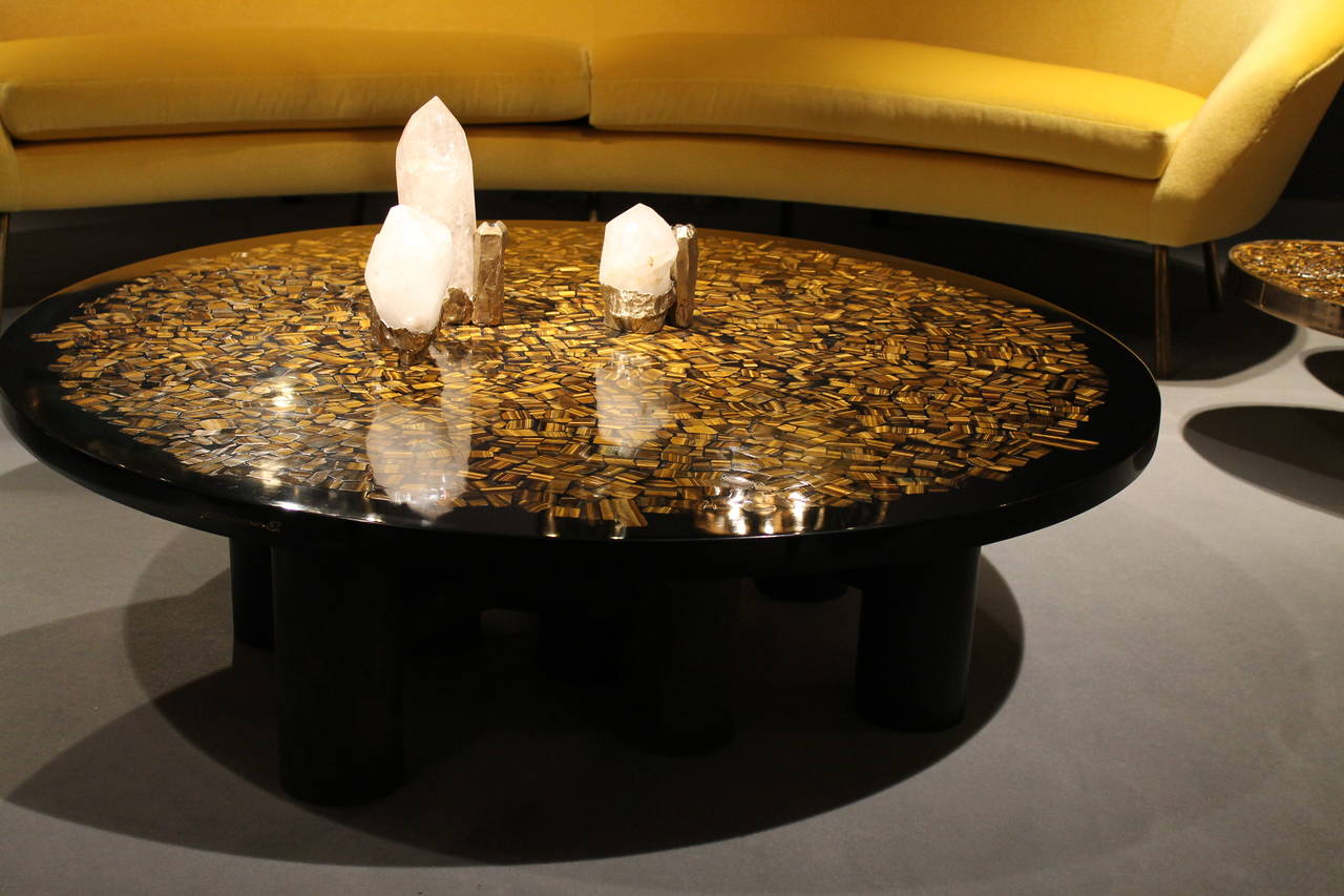 Etienne Allemeersch (Belgique).
Large round coffee table.

Black resin, marquetry of tiger's eye, base tripod cylindrical section.
Measures: Height 33 cm; diameter: 118 cm.
Belgium, circa 1970.
Signed on the edge