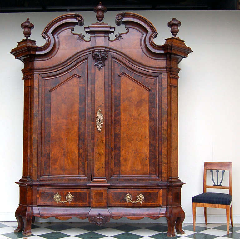 Merveilleux meuble de vestibule baroque en placage de noyer de la meilleure qualité. 

Ce cabinet impressionnant appartenait autrefois à une famille éminente et est une pièce d'exposition du Märkisches Museum.

Il est de la plus haute qualité