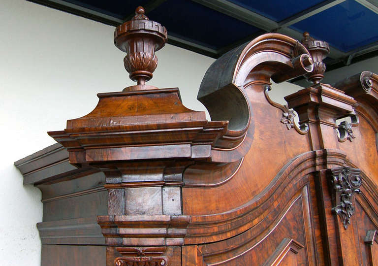 Allemand Meuble de rangement de couloir baroque couronné de Berlin/Brandenburg, vers 1750 en vente