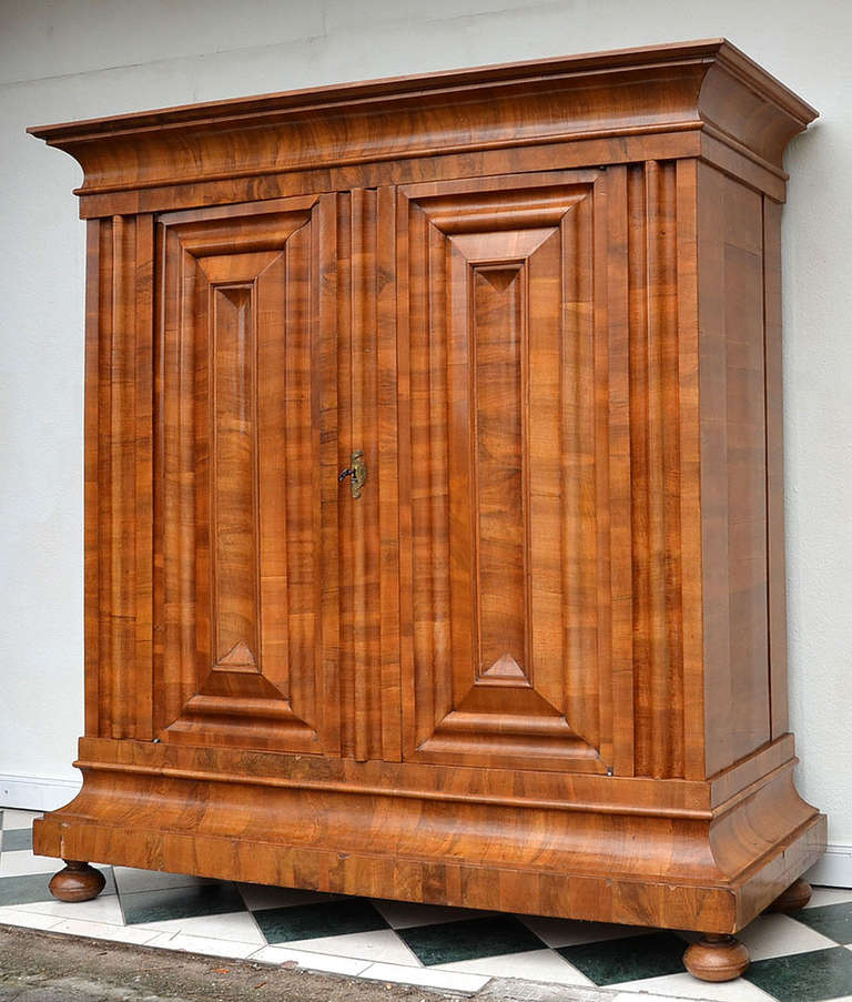 Rare Baroque cabinet, made from the finest walnut veneer, provenience of a very important family from Frankfurt. This luxurious Baroque cabinet features the original Frankfurt style shape, the Wellenschrank, or wavy cabinet. The entire front is