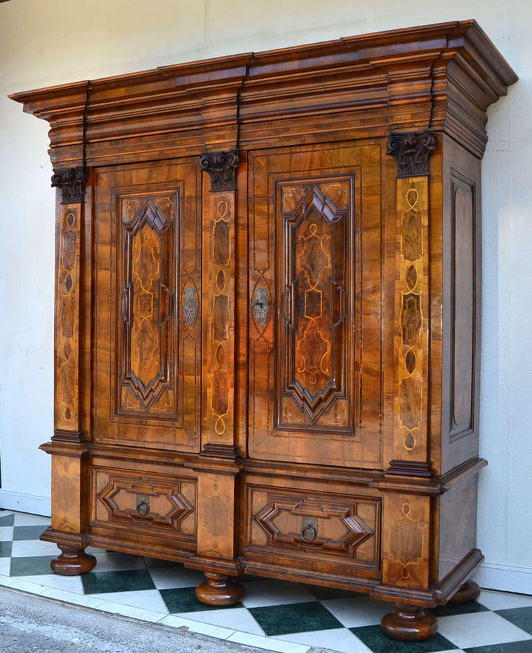 Authentique meuble de vestibule baroque, réalisé en placage de noyer et autres bois rares, provenant d'une importante famille de la ville de Braunschweig, en Allemagne du Nord. Il s'agit d'un authentique objet de qualité muséale. 
La façade,