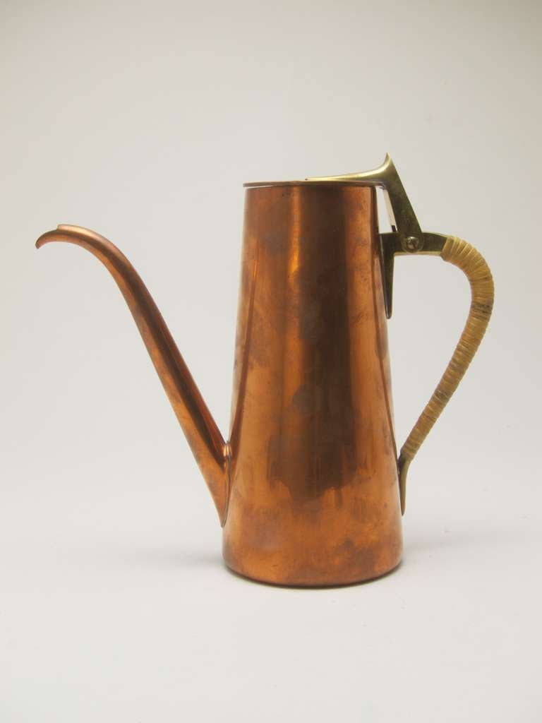 elegant copper/brass Coffee Pot
signed: Auböck logo

+ Milk Pot: h 8,5 cm / 3,35 inches