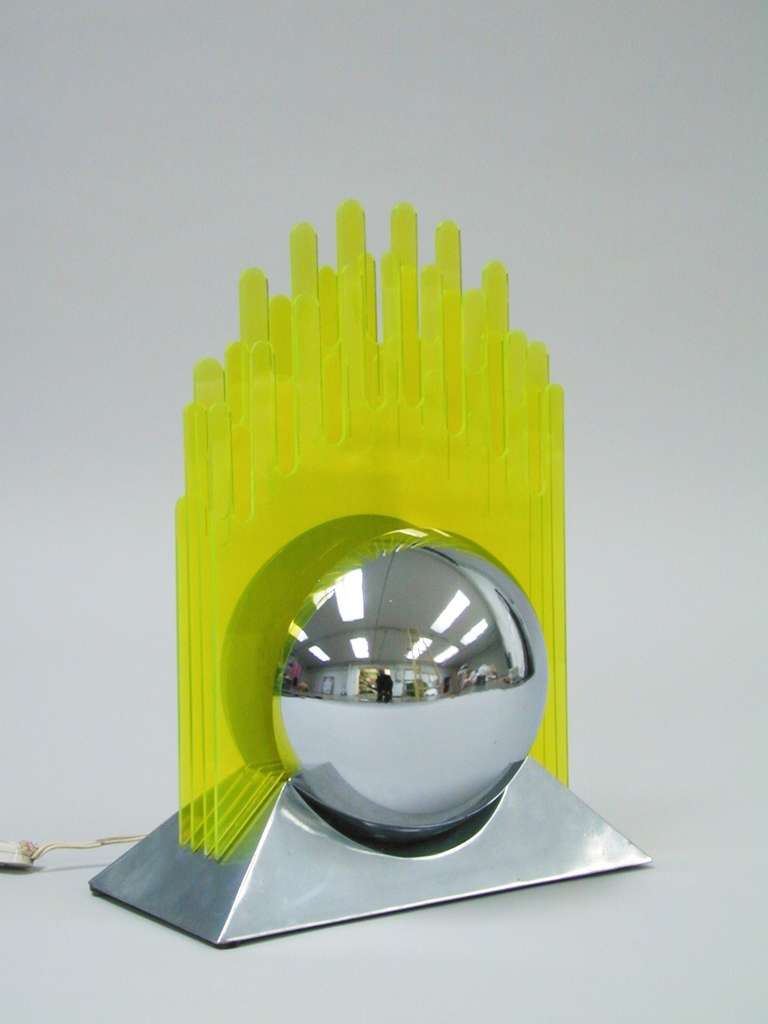 rare Tablelamp

Italy, c. 1969 by Gae Aulenti for New Lamp

polished aluminum, green perspex flames
