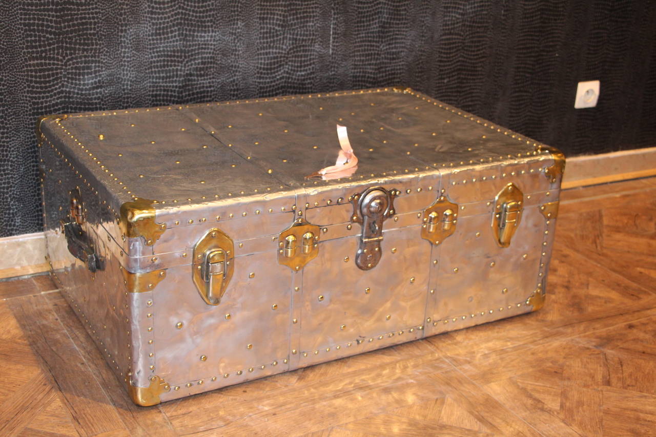 This aluminium cabin trunk is very unusual and has got brass fittings and brass studs. It is magnificent and mirror polished.
Its interior has kept its original light blue fabric and it has got its removable tray. It is perfectly clean and fresh.
