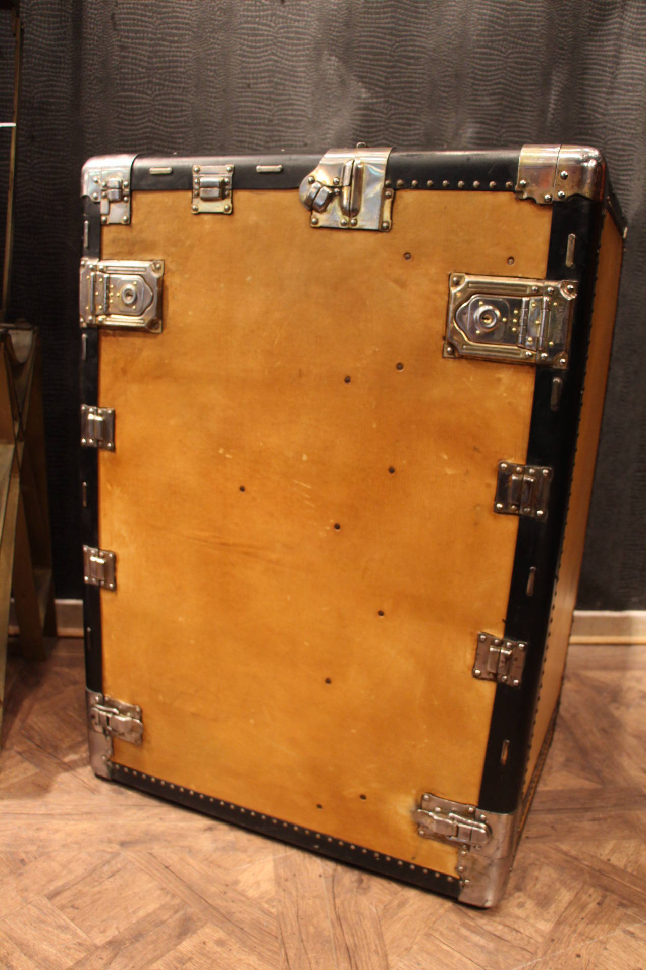 This spectacular beige leather wardrobe trunk features two doors, one hiding a folding hanging section and the other hiding a series of five drawers.
This very rare Hartmann turn table trunk is in beautiful condition. It is made to spin around on