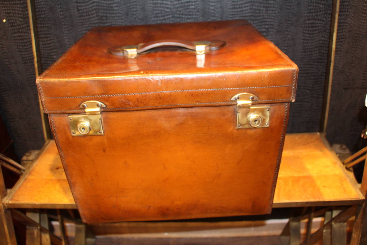 This leather hat box has got a very warm patina and can easily used as a bedside cabinet or end of a sofa.
Original and clean interior can be convenient for storage.
Brass locks.