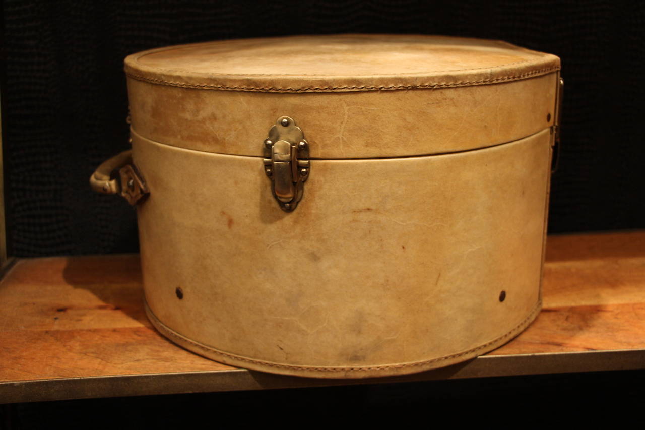 This beautiful vellum hat box has got a very nice patina and a beatiful original interior.