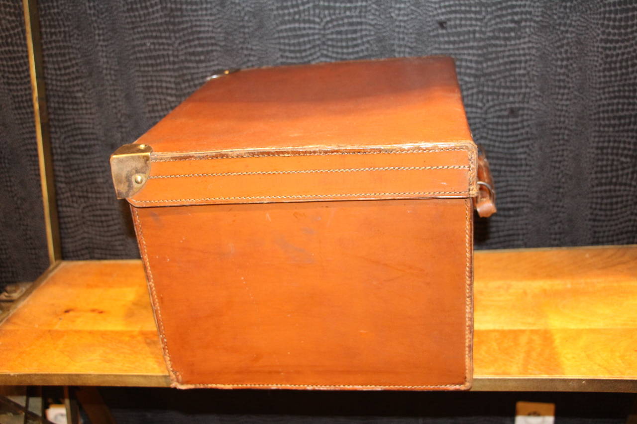 This leather hat box has got a very warm patina and can easily be used as a bedside cabinet or end of a sofa.
Original and clean interior can be convenient for storage.
Brass fittings.
