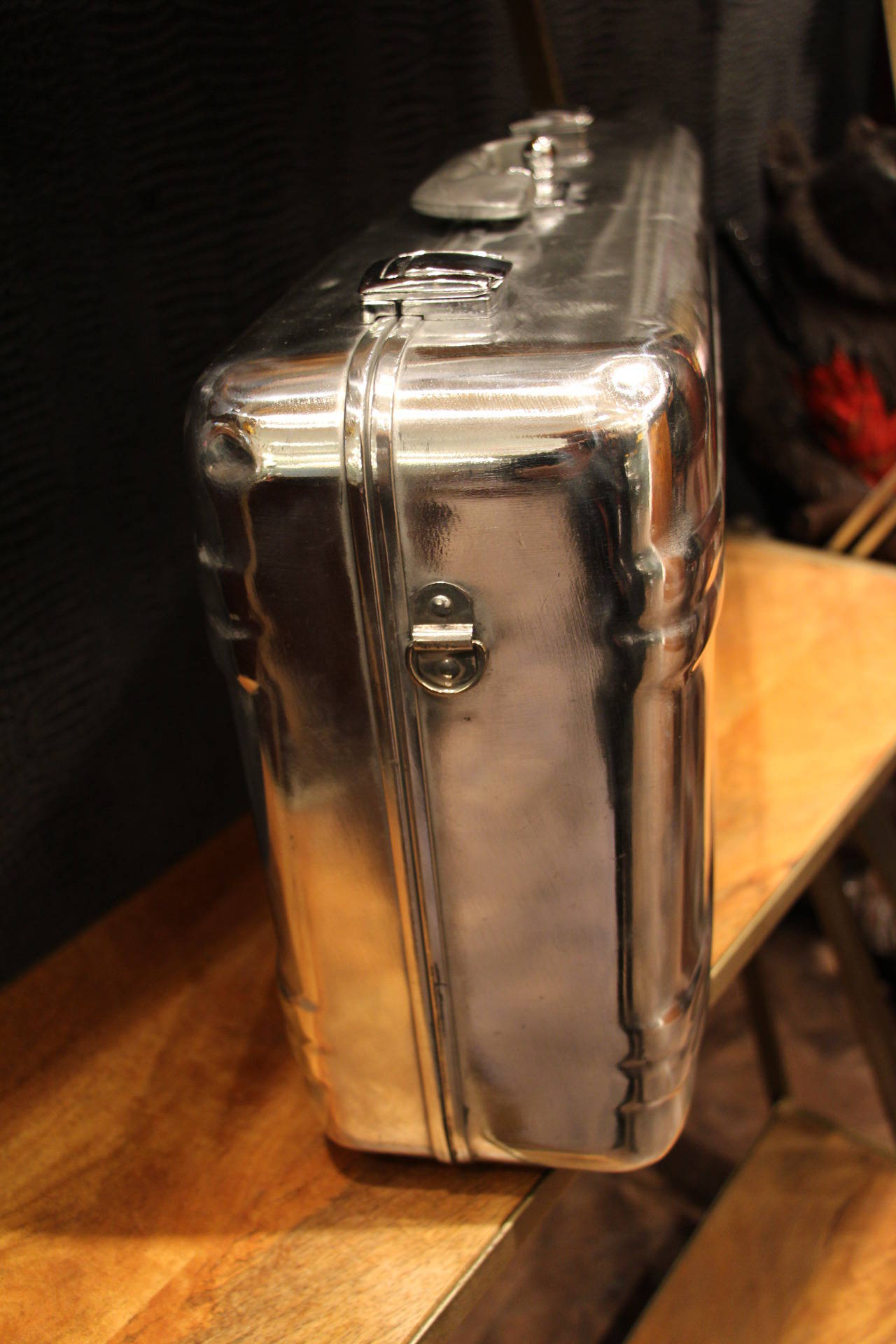Polished Aluminum Suitcase by Halliburton In Excellent Condition In Saint-Ouen, FR