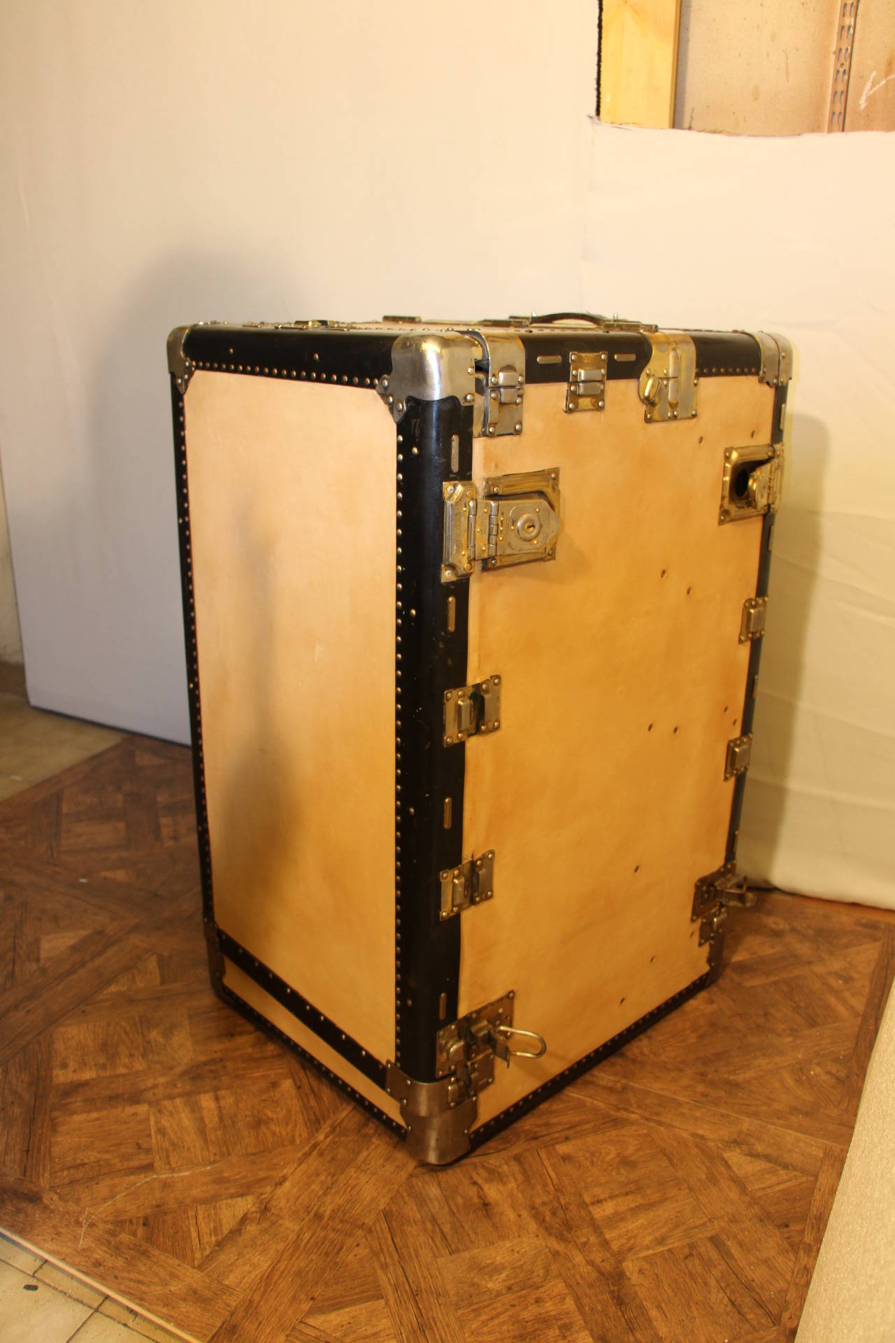 1930's Hartmann Beige Leather Turntable Wardrobe Fitted Steamer Trunk In Excellent Condition In Saint-Ouen, FR