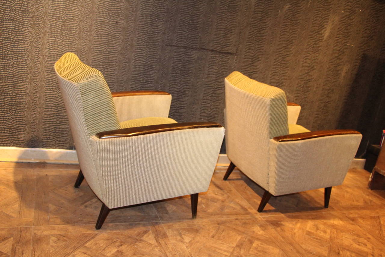 This pair of chairs is very elegant with its 2 colors upholstery,different on its arms and on its seat and its back.
They have got wooden top arms.
They are very comfortable.