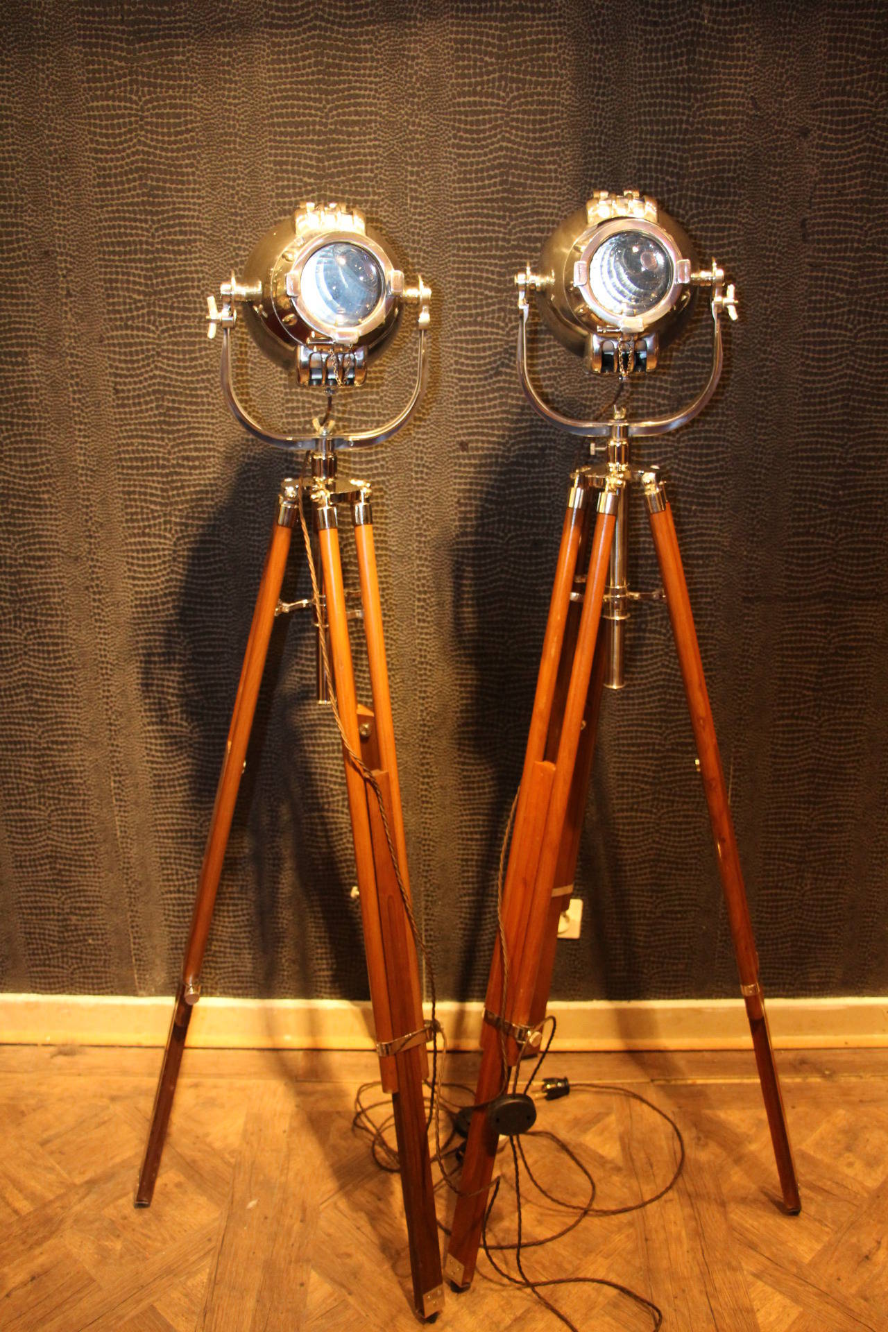 Pair of Theater Studio Spotlights on Wood Tripods In Excellent Condition In Saint-Ouen, FR