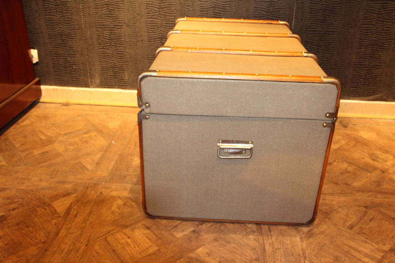 This amazing steamer trunk is full of charm with its bent wood slats and steel fittings.Its exterior really looks like galuchat and is very elegant.Its interior is relined too in suedine and is perfect for storage.
It could be used as end of