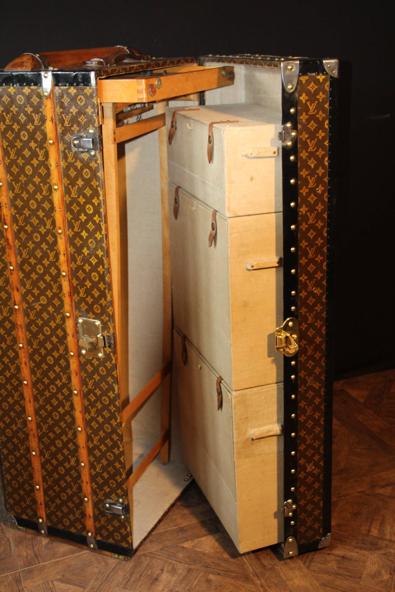 Extra-Long Louis Vuitton Steamer Trunk In Excellent Condition In Saint-Ouen, FR