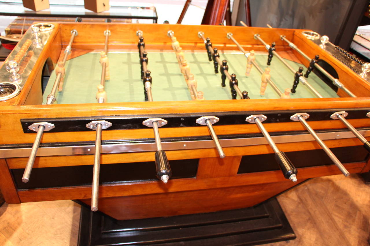 This magnificent French beechwood and ebonized table on shaped supports has got wooden players, four ashtrays and polished aluminum fittings. It is a beautiful decorative piece as well as a fabulous game table in working order.
Originally, it was
