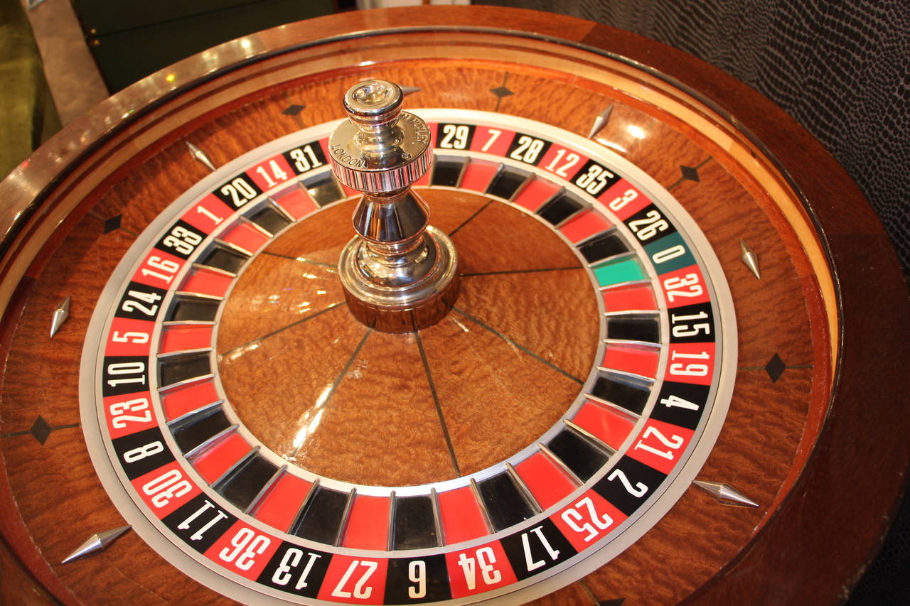 Mahogany and Amboina Casino Roulette Wheel by John Huxley In Excellent Condition In Saint-Ouen, FR